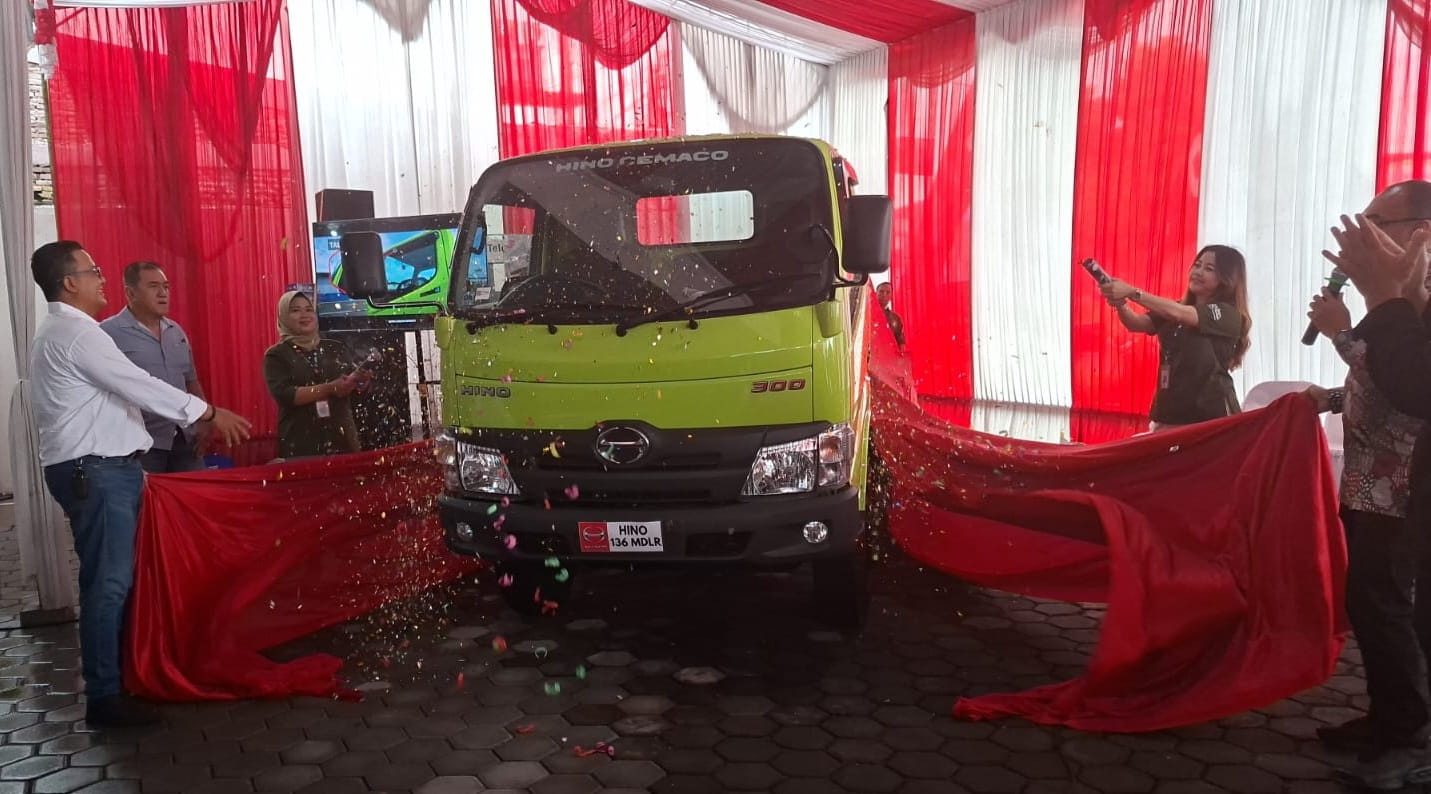 Menjawab Kebutuhan Logistik Jawa Tengah, Hino300 – 136 MDLR Resmi Hadir di Solo dan Semarang